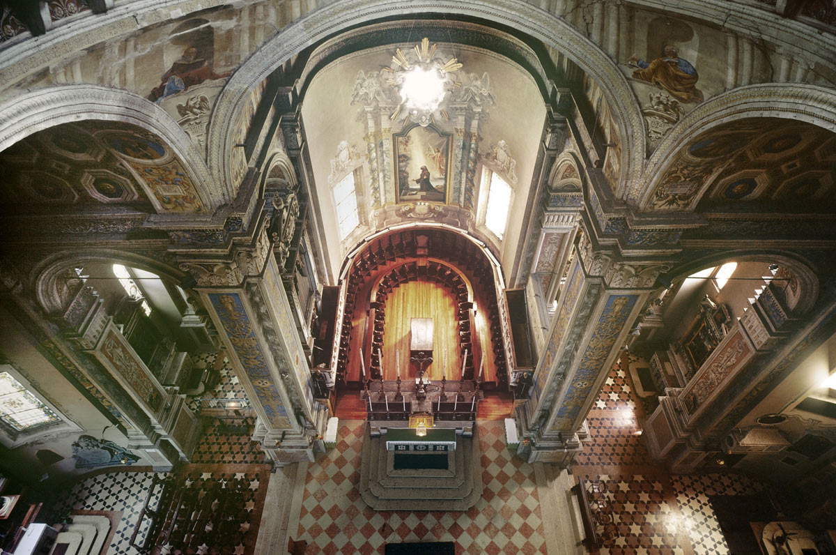 Iglesia de San Nicolò, zona del ábside principal con el coro de Ercole Meloni, c. 1518. Fotografía de Pietro Parmiggiani Iglesia de San Nicolò, zona del ábside principal con el coro de Ercole Meloni, c. 1518. Fotografía de Pietro Parmiggiani