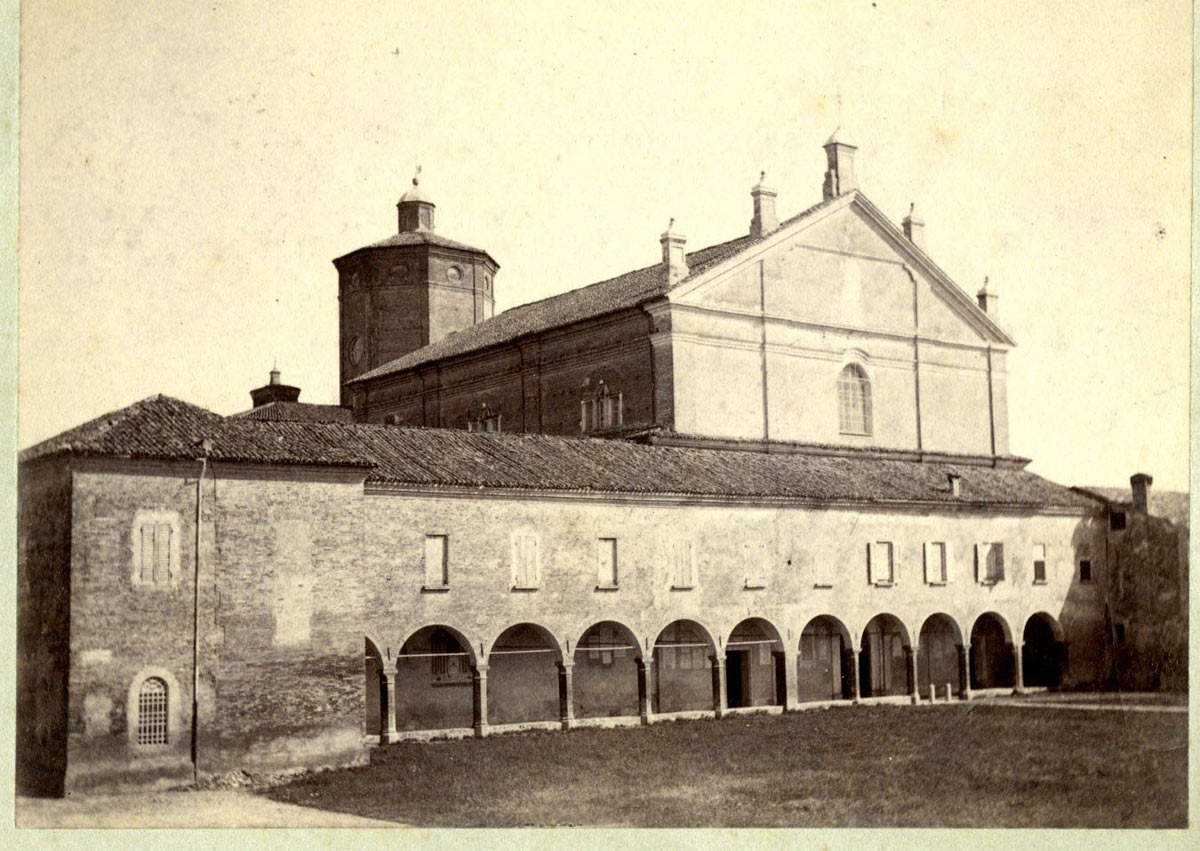 San Nicolò, fachada con pórtico y biblioteca, posteriormente demolida (principios del siglo XX; impresión fotográfica original; Carpi, Centro de Investigaciones Etnográficas, Fondo Tirelli) San Nicolò, fachada con pórtico y biblioteca, posteriormente demolida (principios del siglo XX; impresión fotográfica original; Carpi, Centro de Investigaciones Etnográficas, Fondo Tirelli)