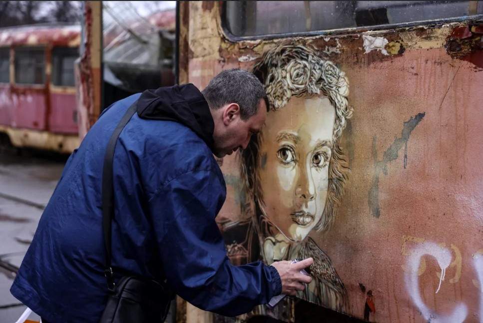 C215, l'artiste de rue français qui peint à Kiev pour apporter son soutien et son aide 