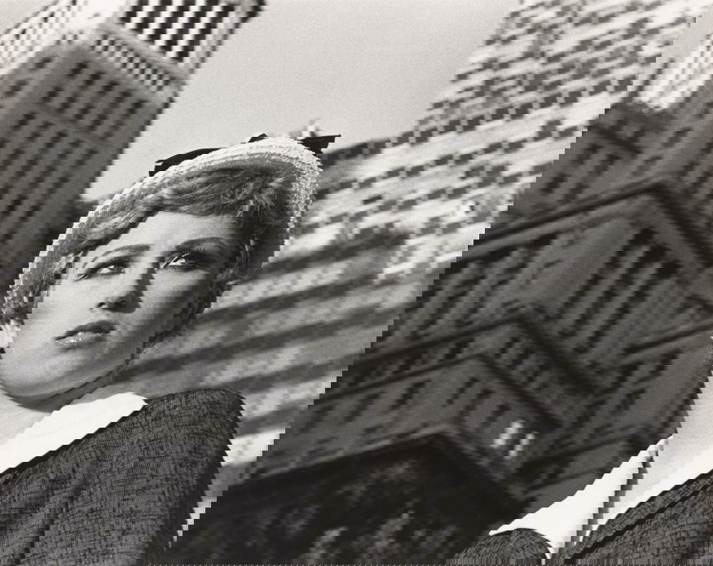 Cindy Sherman, Untitled Film Still #21 (1978; stampa alla gelatina d’argento, 19,1 x 24,1 cm; New York, MoMA)