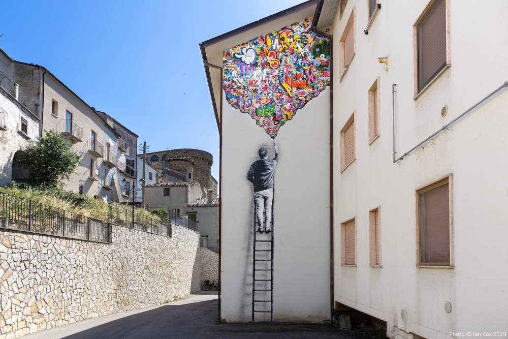Un village de Molise r/existe avec l'art de la rue: le festival d'art urbain dirigé par Alice Pasquini revient. 