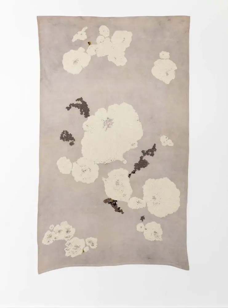 Claudia Losi, Tapisserie (1995 - ; Tissu de coton et de laine avec teinture végétale de ronce, 250 x 150 cm)