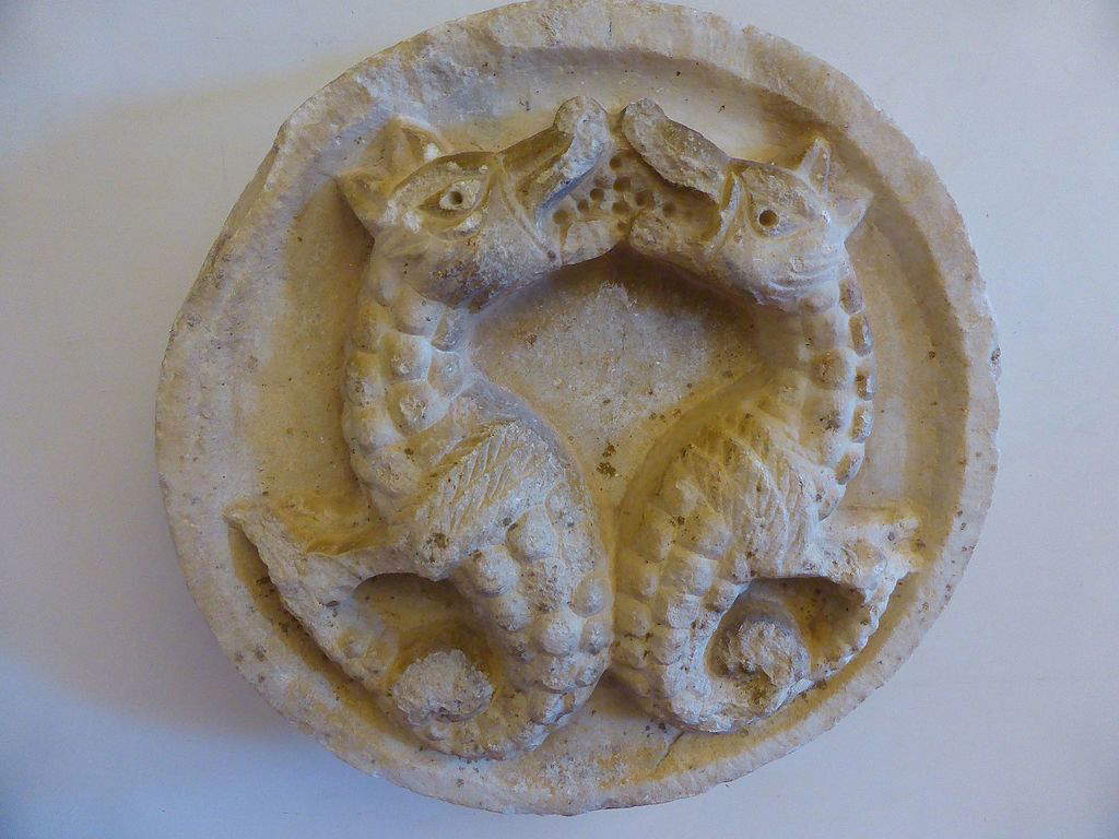 Art roman, Clipeus avec deux animaux fantastiques (XIe-XIIe siècle ; marbre ; Cividale del Friuli, Musée archéologique national) Art roman, Clipeus avec deux animaux fantastiques (XIe-XIIe siècle ; marbre ; Cividale del Friuli, Musée archéologique national)