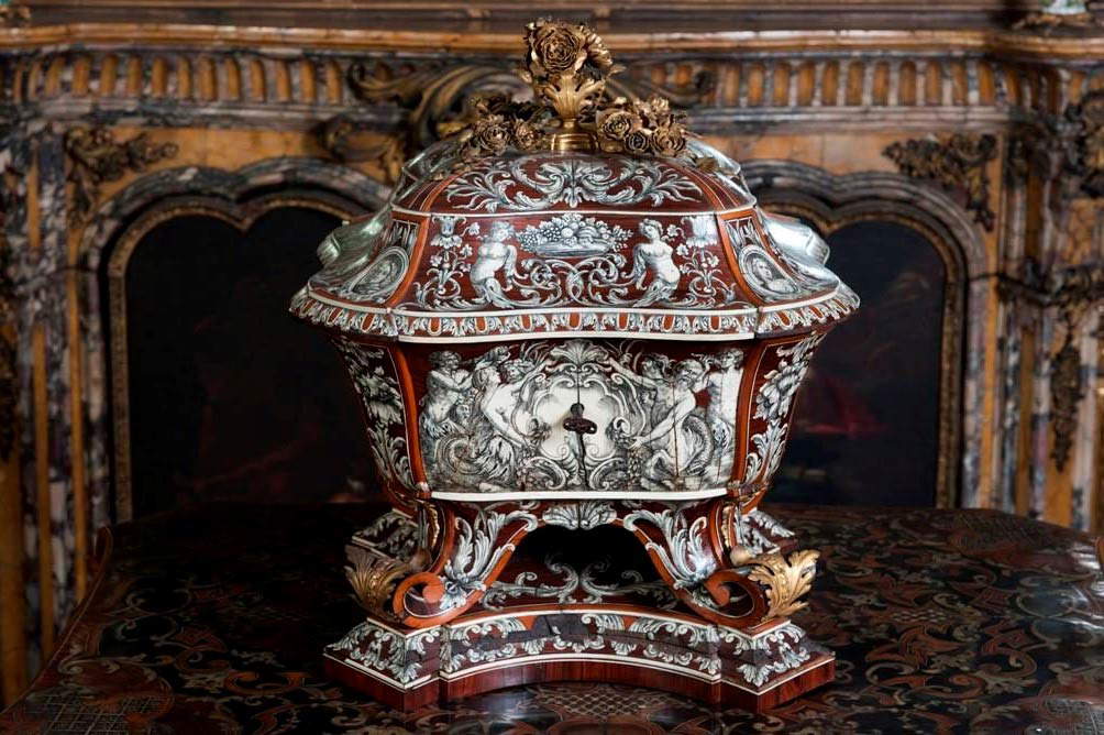 Pietro Piffetti (atribuido), Cofre (1740-1750; madera, marfil y bronce, 48 x 37 x 37 cm; Turín, Musei Reali, Palazzo Reale)