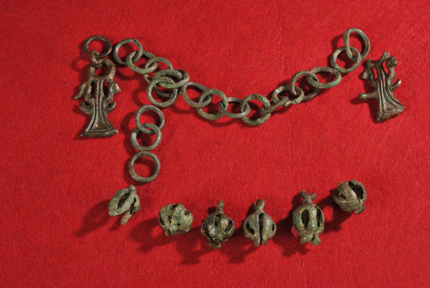 Pendaglio a doppia protome ornitomorfa (a forma di uccello), con terminazione triangolare, dalla tomba 5A di Chiavari, Corso Millo, scavo della necropoli dell’Età del Ferro (bronzo, lunghezza 6 cm; Chiavari, Museo Archeologico Nazionale) Pendaglio a doppia protome ornitomorfa (a forma di uccello), con terminazione triangolare, dalla tomba 5A di Chiavari, Corso Millo, scavo della necropoli dell’Età del Ferro (bronzo, lunghezza 6 cm; Chiavari, Museo Archeologico Nazionale)