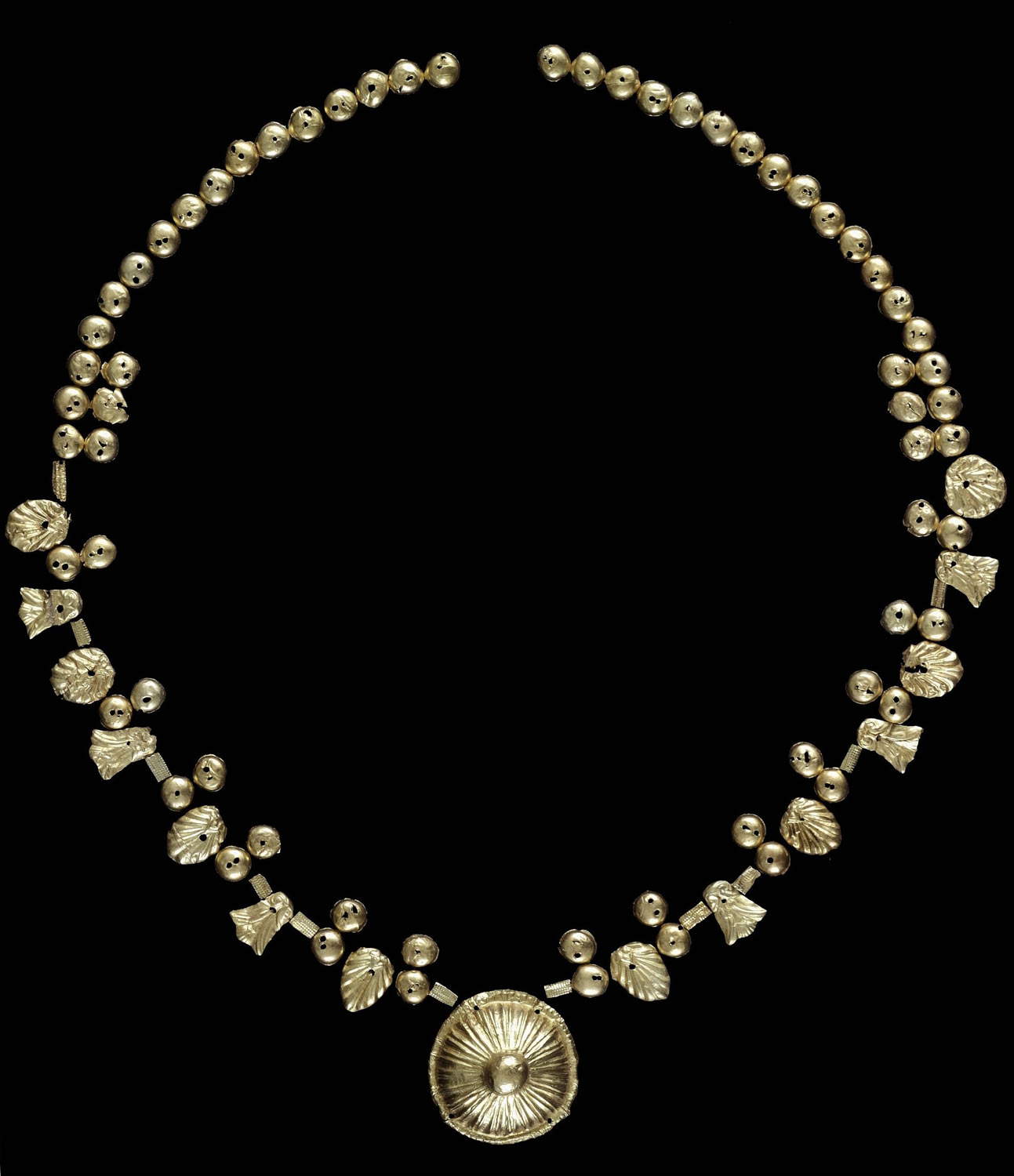 Gold necklace from the tomb of the Pianacce necropolis Gold necklace from the tomb of the Pianacce necropolis