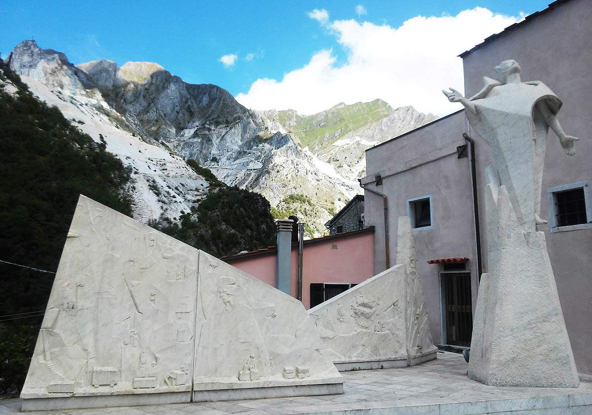 Il monumento ai cavatori Il monumento ai cavatori
