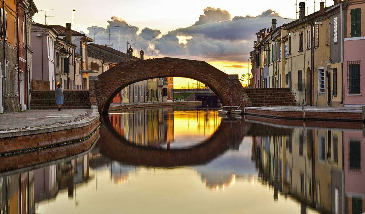 El pueblo de Comacchio. Fotos Turismo de Emilia-Romaña El pueblo de Comacchio. Fotos Turismo de Emilia-Romaña