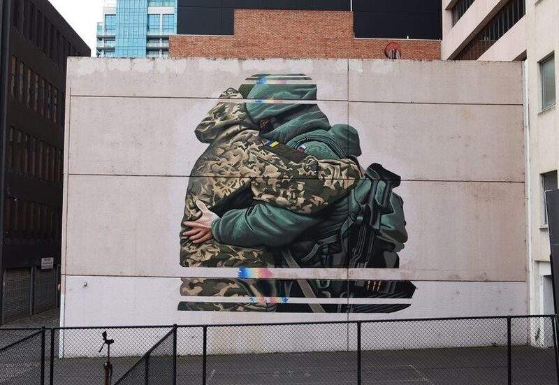 Australie: création d'une fresque murale représentant une étreinte entre un soldat russe et un soldat ukrainien. 
