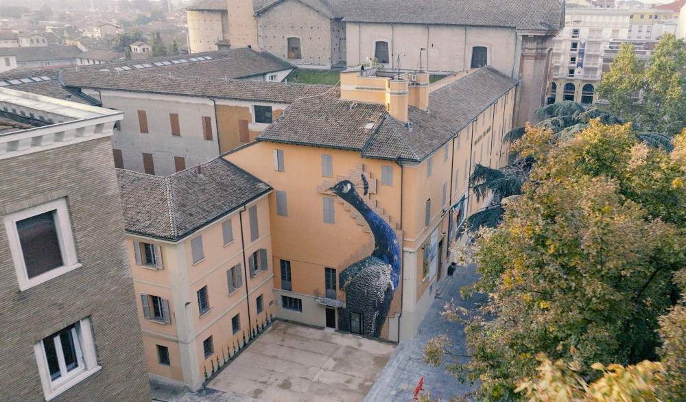 Une nouvelle œuvre collective pour le Palazzo dei Musei: le grand paon de Joan Fontcuberta 