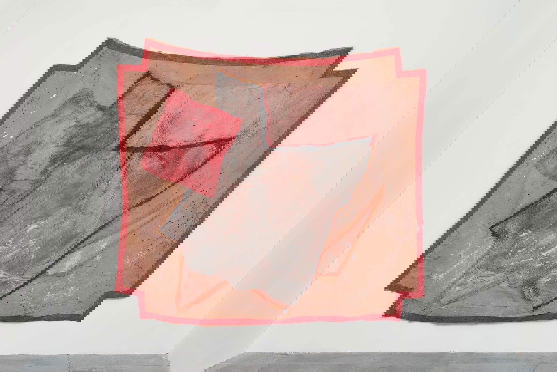 Dala Nasser, Anémone (2022 ; draps, taies d'oreiller, teintures d'hibiscus et d'anémone, cendres, sel, ruban adhésif, oxyde de fer, eau de pluie, 227 x 202 cm)