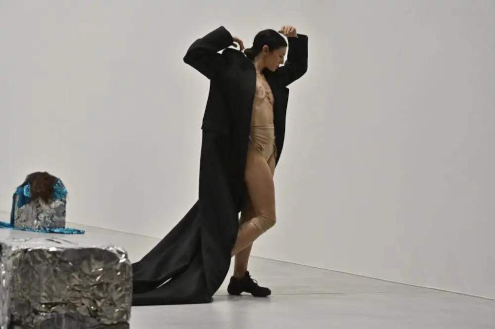 Les robes Bottega veneta des artistes de la performance inspirés par Bruce Nauman