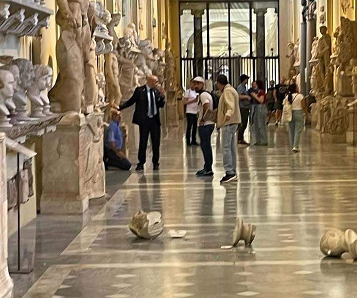 Vatican Museums, tourist damages two Roman busts by throwing them to the ground