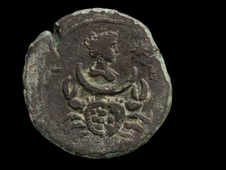 Israël, une rare pièce de bronze vieille de 1850 a été trouvée dans les eaux de Haïfa 