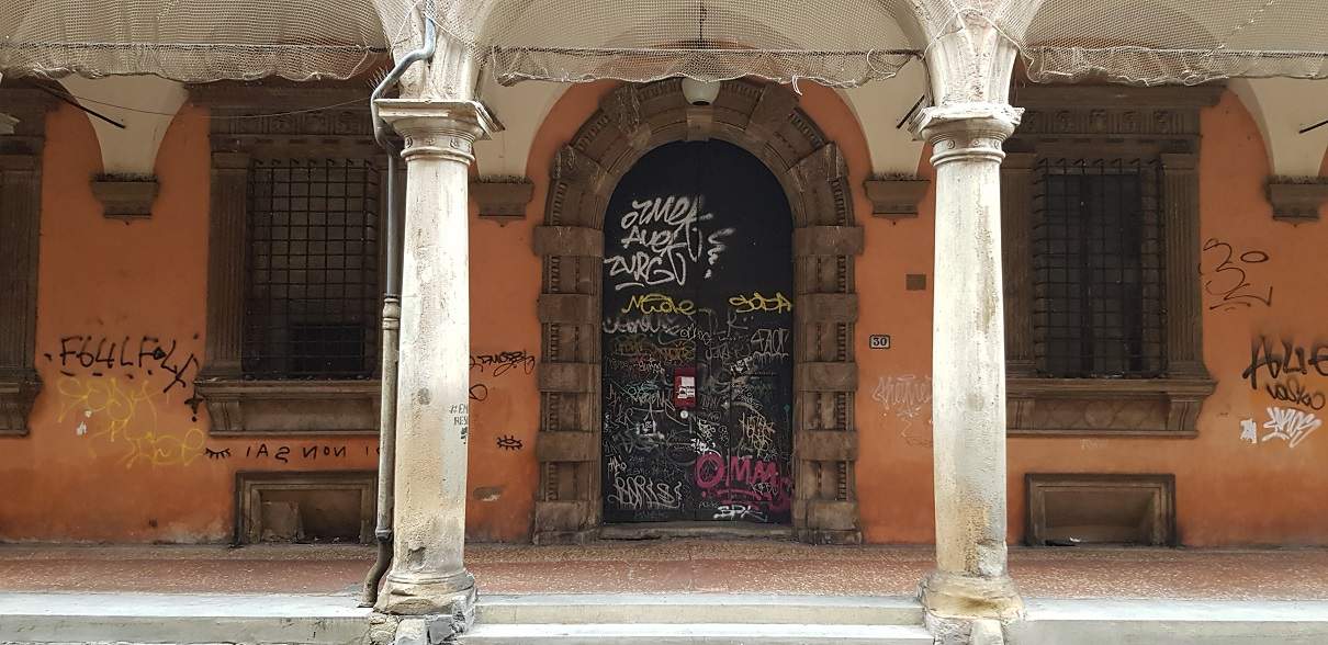 Saleté et souillure sur les portiques de Bologne. Quelles initiatives pour lutter contre la dégradation?