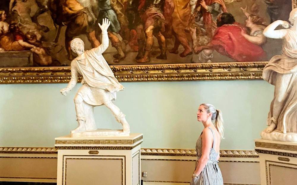 Uffizi, incognito visit for Denise Gough, the officer of the new Star Wars series 