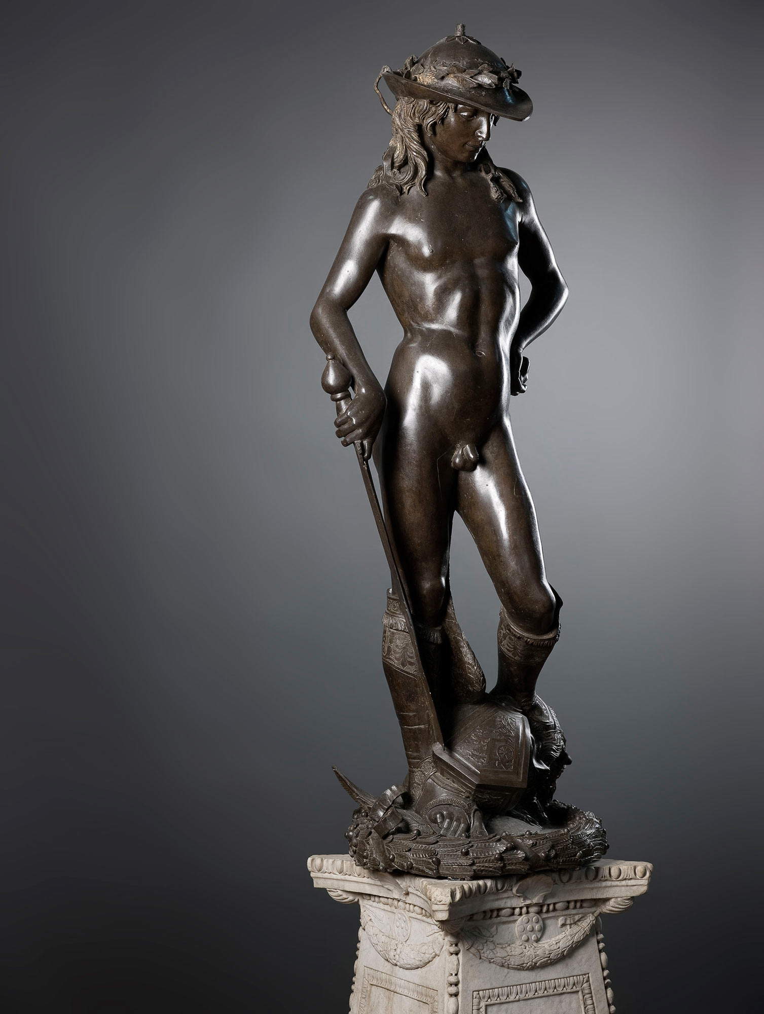 Donatello, David vittorioso (1435-1440 circa; bronzo con tracce di doratura, 155 x 65 x 60 cm; Firenze, Museo Nazionale del Bargello, inv. Bronzi 95) Donatello, David vittorioso (1435-1440 circa; bronzo con tracce di doratura, 155 x 65 x 60 cm; Firenze, Museo Nazionale del Bargello, inv. Bronzi 95)