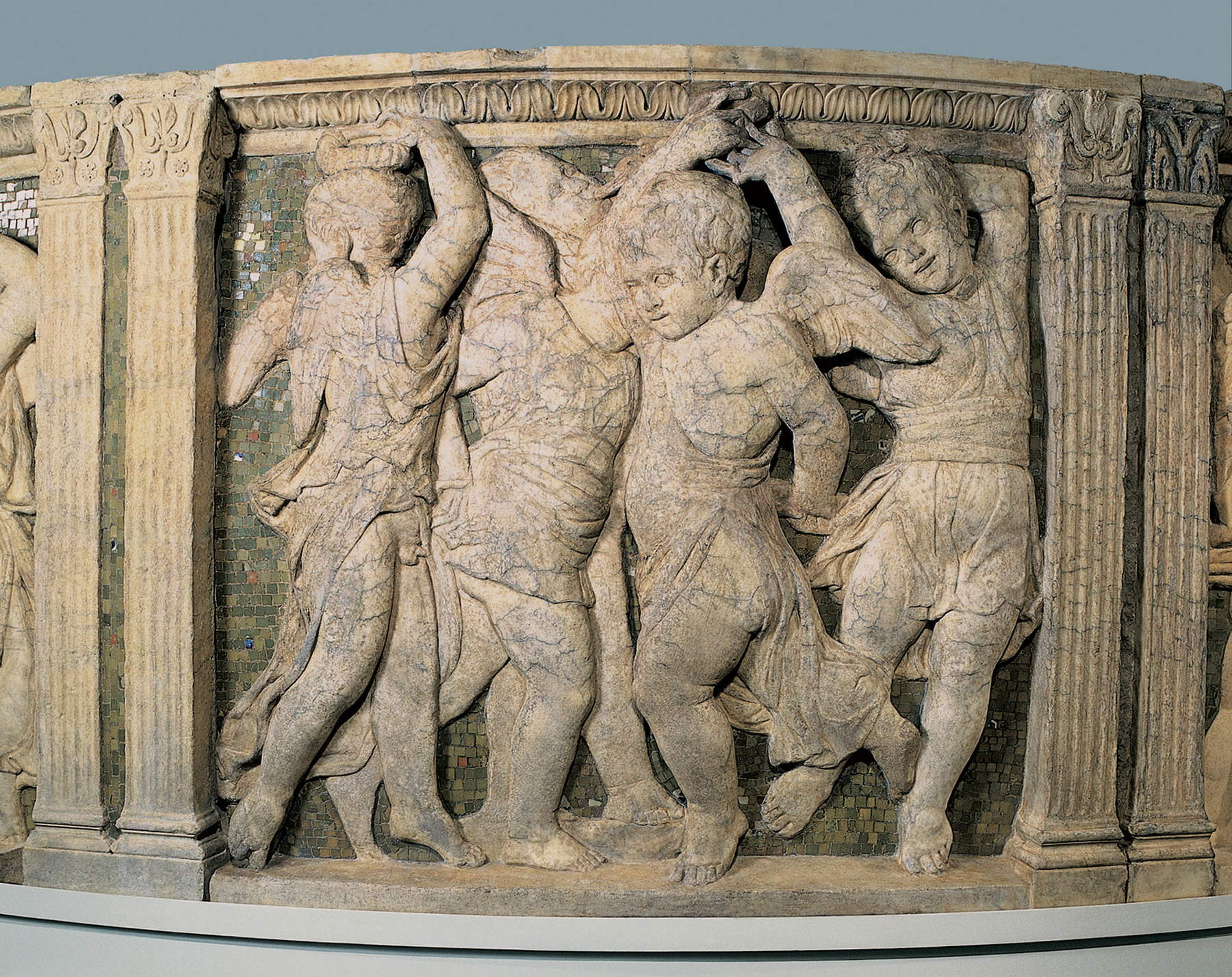 Donatello e Michelozzo, Danza di spiritelli, dal Pergamo del Sacro Cingolo a Prato (1434-1438; marmo e mosaico di tessere ceramiche invetriate e già dorate, 78 × 86 × 12 cm; Prato, Museo dell’Opera del Duomo - Diocesi di Prato, inv. AGJ2748) Donatello e Michelozzo, Danza di spiritelli, dal Pergamo del Sacro Cingolo a Prato (1434-1438; marmo e mosaico di tessere ceramiche invetriate e già dorate, 78 × 86 × 12 cm; Prato, Museo dell’Opera del Duomo - Diocesi di Prato, inv. AGJ2748)