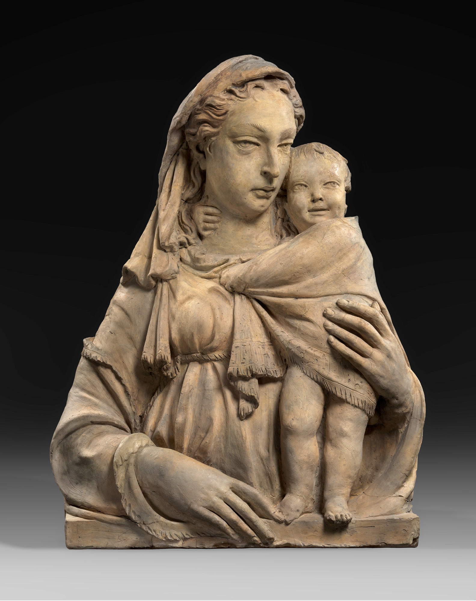Donatello, Madonna col Bambino (1410-1415 circa; terracotta, 90 x 75 x 24 cm; Berlino, Staatliche Museen, Skulpturensammlung und Museum für Byzantinische Kunst, inv. 1940, esposta al Bode-Museum. Foto di Antje Voigt Donatello, Madonna col Bambino (1410-1415 circa; terracotta, 90 x 75 x 24 cm; Berlino, Staatliche Museen, Skulpturensammlung und Museum für Byzantinische Kunst, inv. 1940, esposta al Bode-Museum. Foto di Antje Voigt
