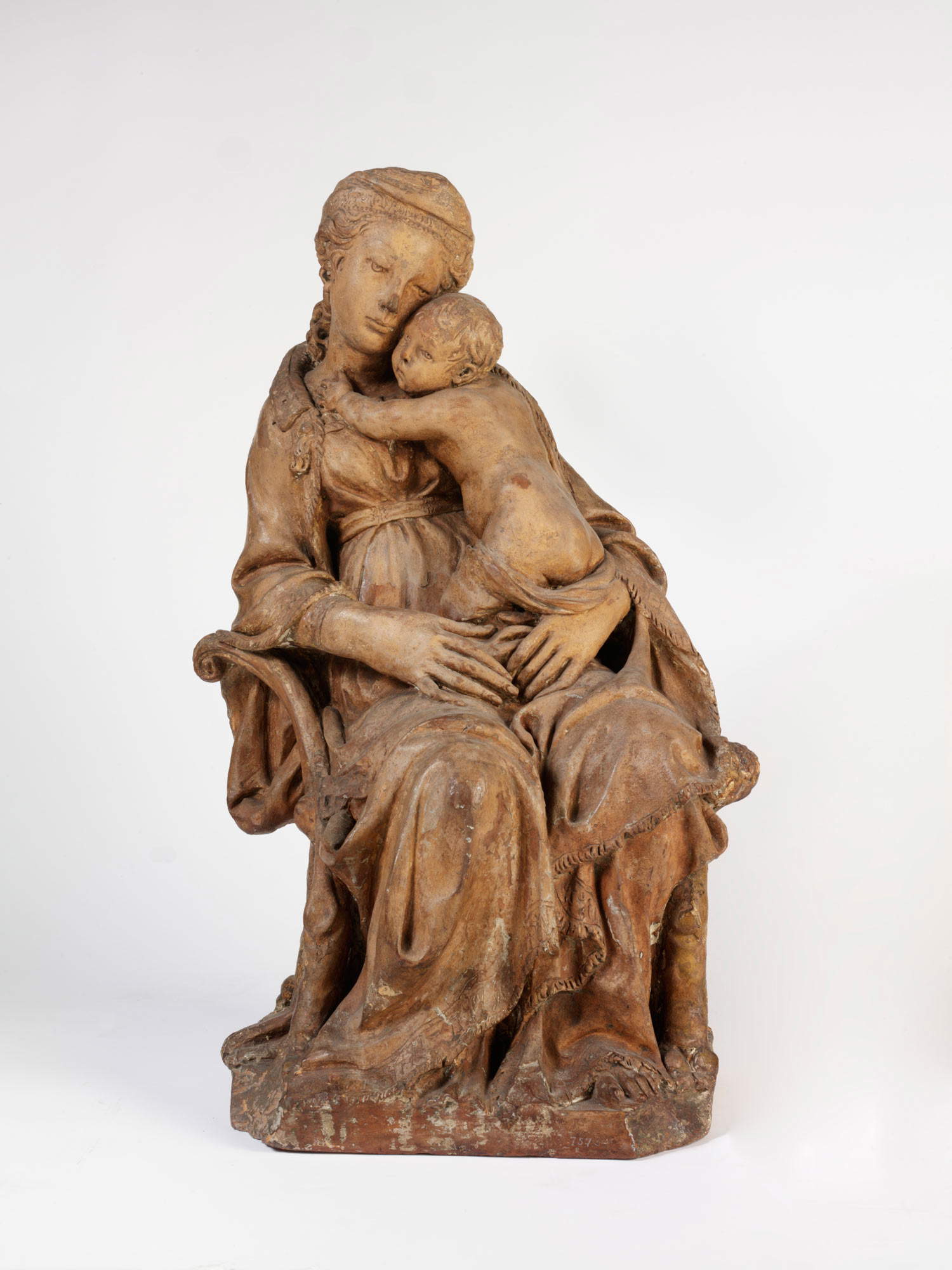 Donatello, Madonna col Bambino (1415 circa; terracotta, 73 x 45,3 x 36,5 cm; Londra, Victoria and Albert Museum, inv. 7573-1861) Donatello, Madonna col Bambino (1415 circa; terracotta, 73 x 45,3 x 36,5 cm; Londra, Victoria and Albert Museum, inv. 7573-1861)