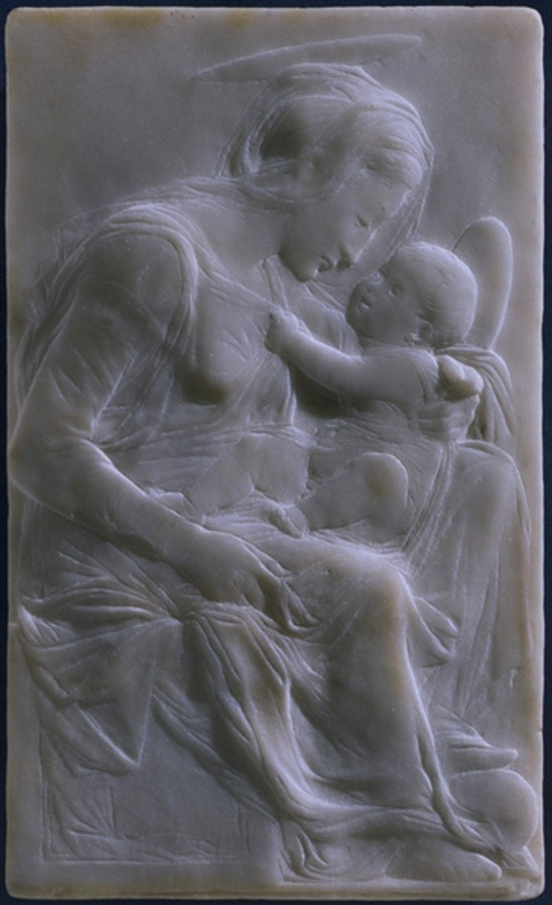 Donatello, Madonna col Bambino detta Madonna del Pugliese - Dudley (1440 circa; marmo, 27,2 x 16,5 x 2 cm; Londra, Victoria and Albert Museum, inv. A.84-1927) Donatello, Madonna col Bambino detta Madonna del Pugliese - Dudley (1440 circa; marmo, 27,2 x 16,5 x 2 cm; Londra, Victoria and Albert Museum, inv. A.84-1927)