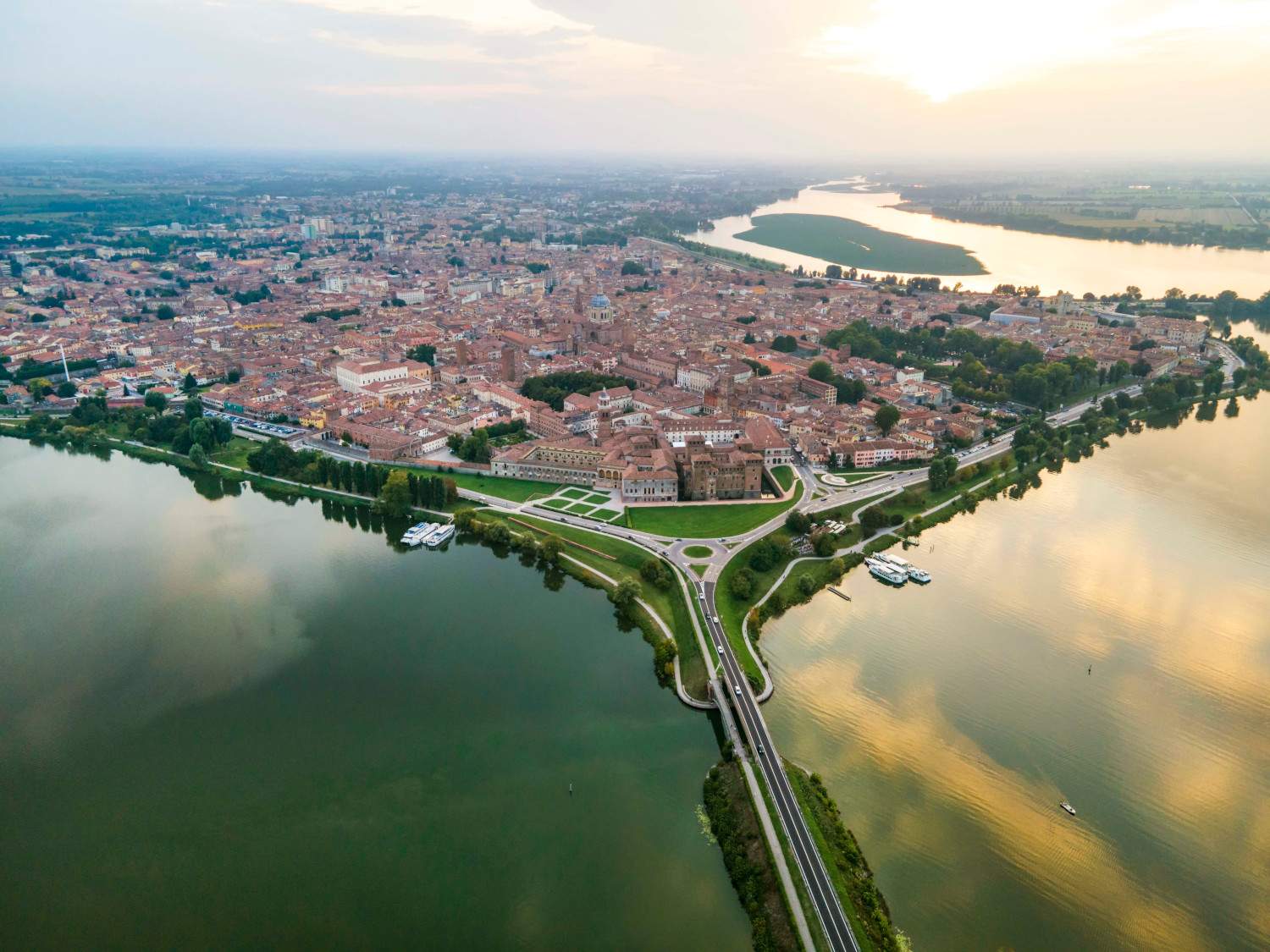 Mantua, ciudad de agua, arte y naturaleza