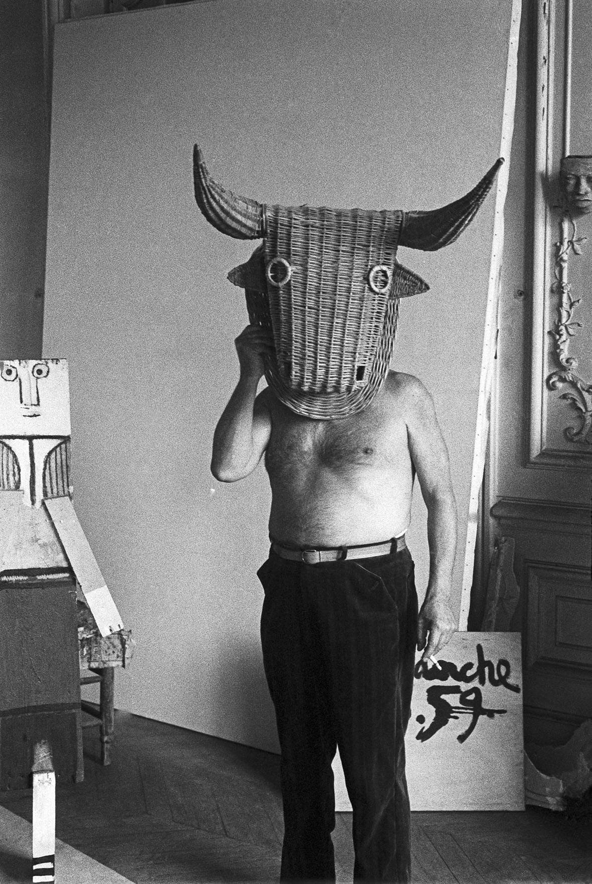 Edward Quinn, Picasso avec un masque en osier, 1959. Photo d'Edward Quinn, © edwardquinn.com © Picasso Succession du SIAE 2022 Edward Quinn, Picasso avec un masque en osier, 1959. Photo d'Edward Quinn, © edwardquinn.com © Picasso Succession du SIAE 2022