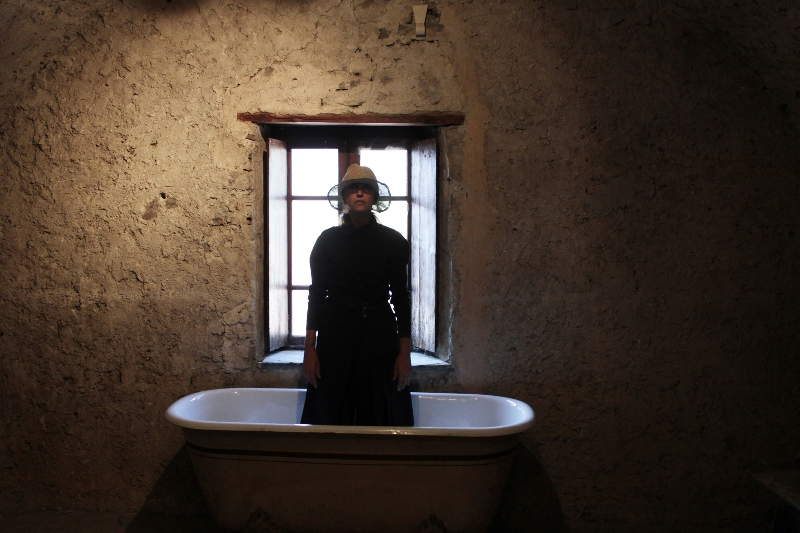 Eleonora Chiesa, dalla performance Lightness, Apricale (IM), 2015. Foto di Gabriel Rosso #1 Eleonora Chiesa, dalla performance Lightness, Apricale (IM), 2015. Foto di Gabriel Rosso #1