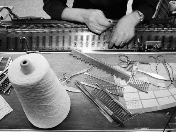 An exhibition on the textile tradition in Carpi in the shots of Ferdinando Scianna