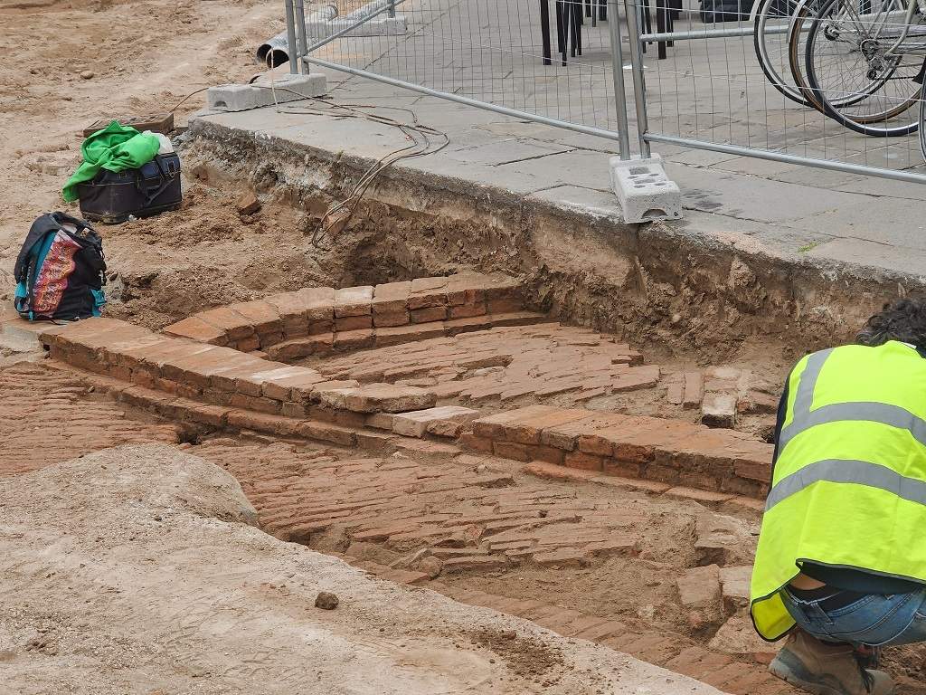 Ferrare, un ancien pavement médiéval réapparaît des fouilles du château d'Estense