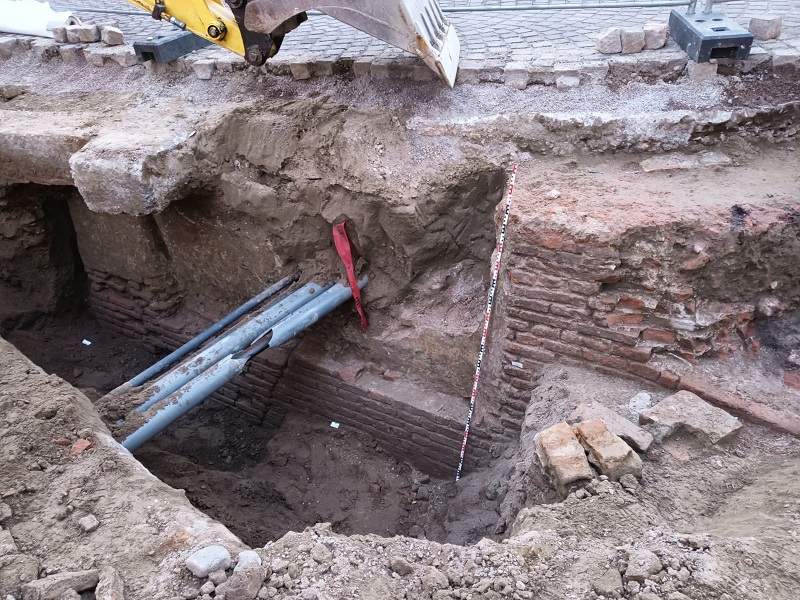 Ferrara, another portion of medieval walls resurfaces from the excavation of the Estense Castle