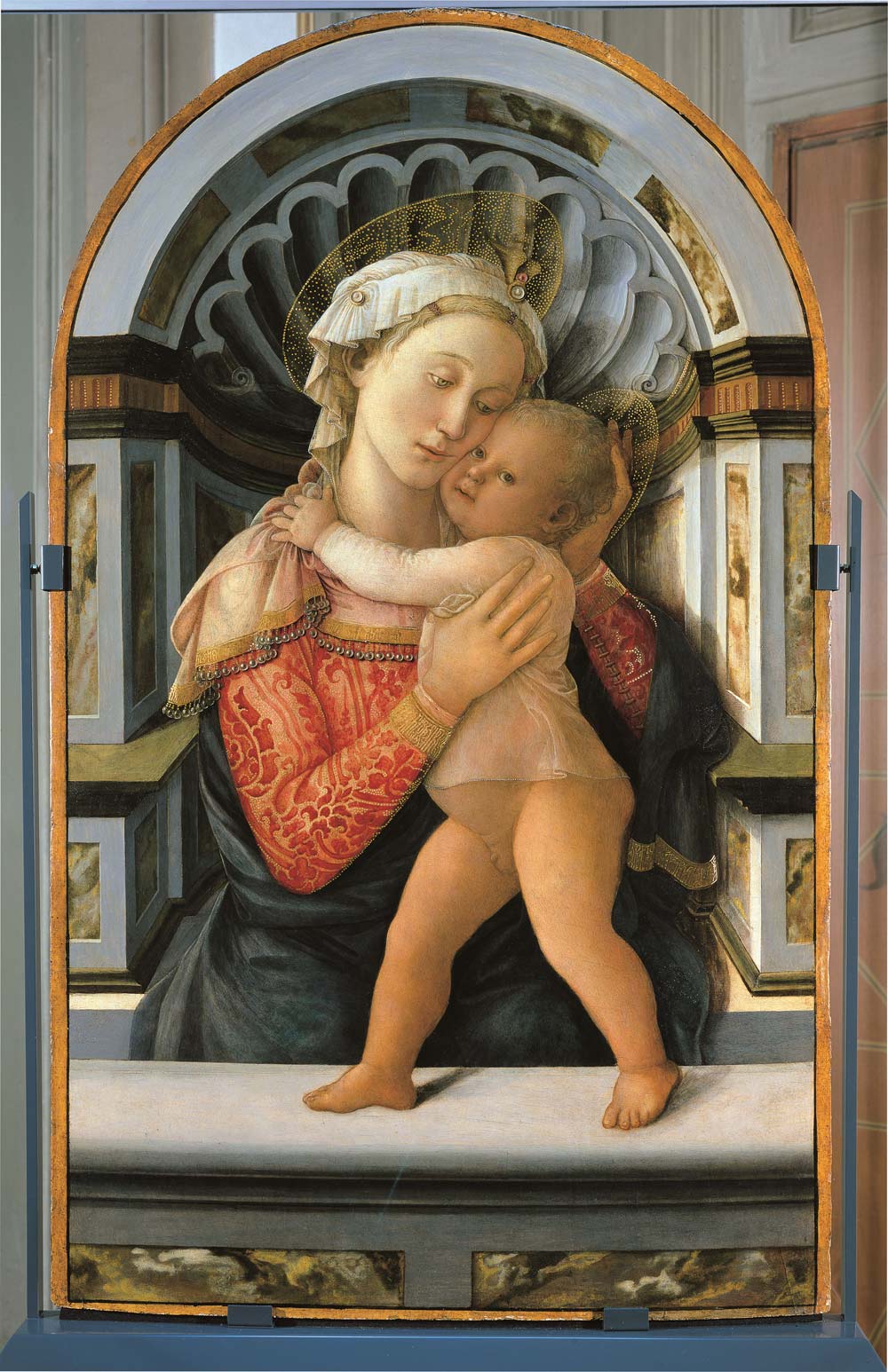 Filippo Lippi, Madonna col bambino (1466–69; tempera su tavola, 115 x 71 cm; Firenze, Palazzo Medici Riccardi) Filippo Lippi, Madonna col bambino (1466–69; tempera su tavola, 115 x 71 cm; Firenze, Palazzo Medici Riccardi)