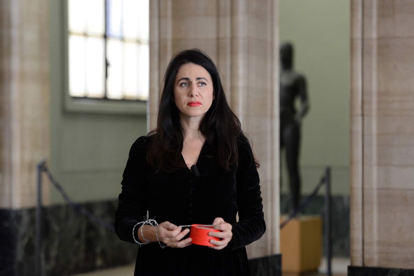 Francesca Romana Pinzari, Ti amo troppo, 25 de noviembre de 2022, actuación con motivo de CONNEXXION, Atrio del Ayuntamiento de Savona. Foto: Michele Alberto Sereni Francesca Romana Pinzari, Ti amo troppo, 25 de noviembre de 2022, actuación con motivo de CONNEXXION, Atrio del Ayuntamiento de Savona. Foto: Michele Alberto Sereni