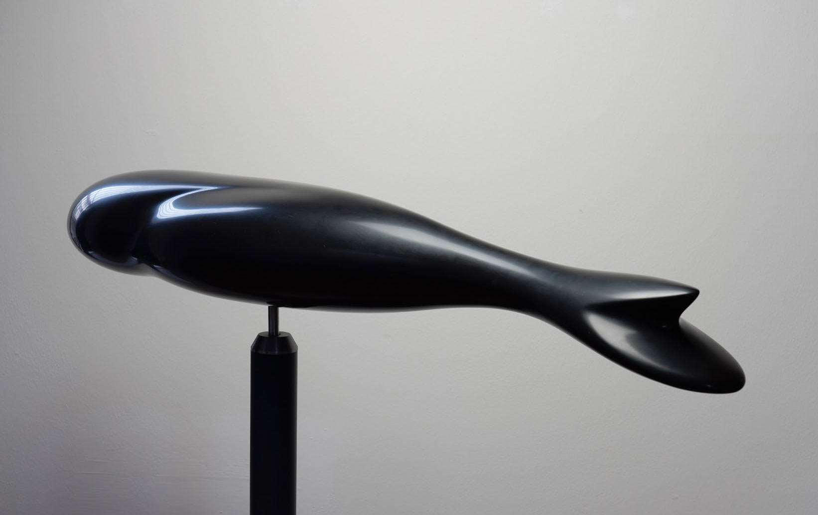 Fumitaka Kudo, Musa (2019 ; marbre noir de Belgique, 118 x 23 x 16 cm).