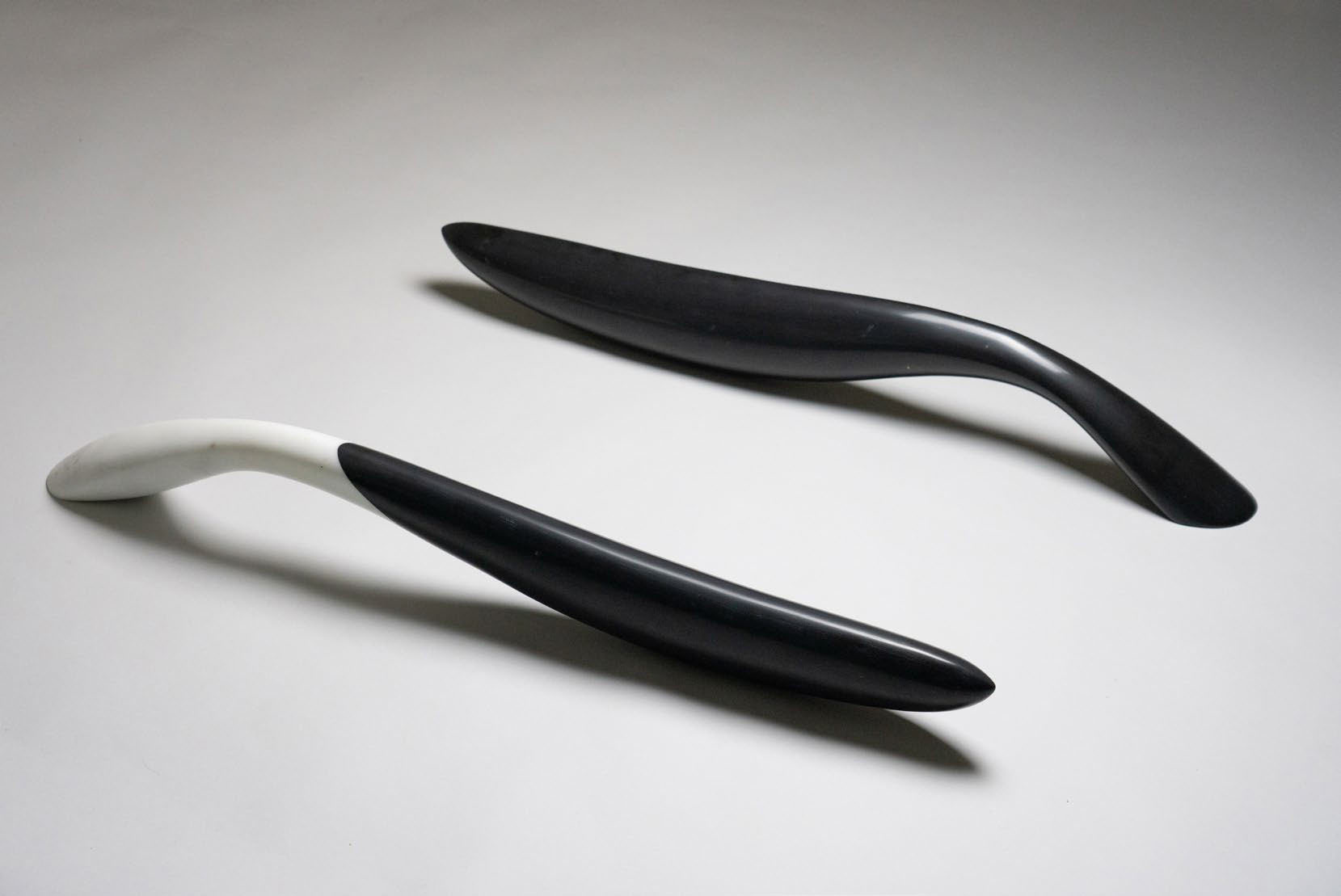 Fumitaka Kudo, In the Abyss #1 et In the Abyss #2 (2021 ; marbre noir de Belgique, 87 x 7 x 13 cm, marbre noir de Belgique et marbre statuaire, 90 x 7 x 13 cm)