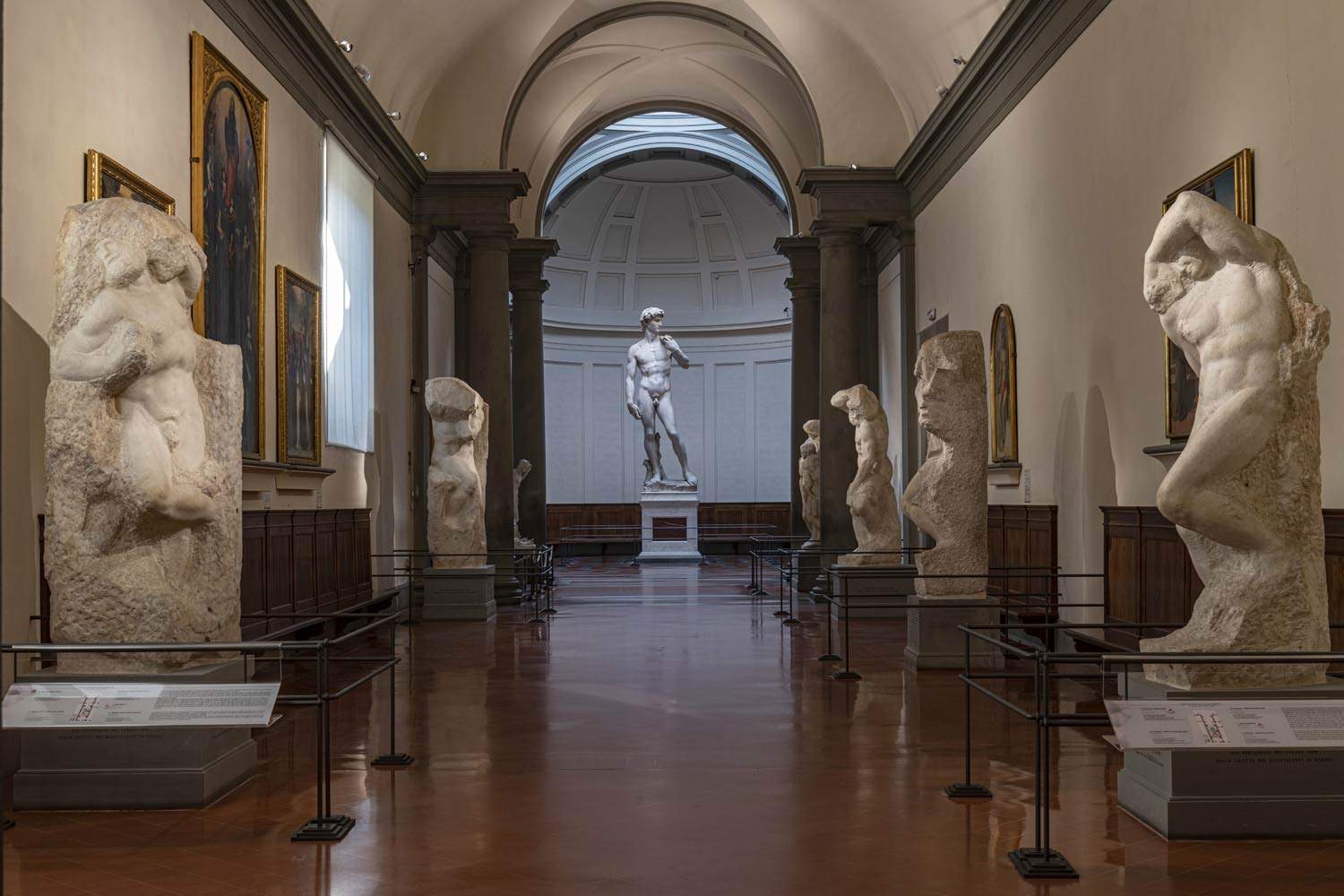 Galerie de l'Accademia à Florence, des bornes métalliques pour les Prisons arrivent