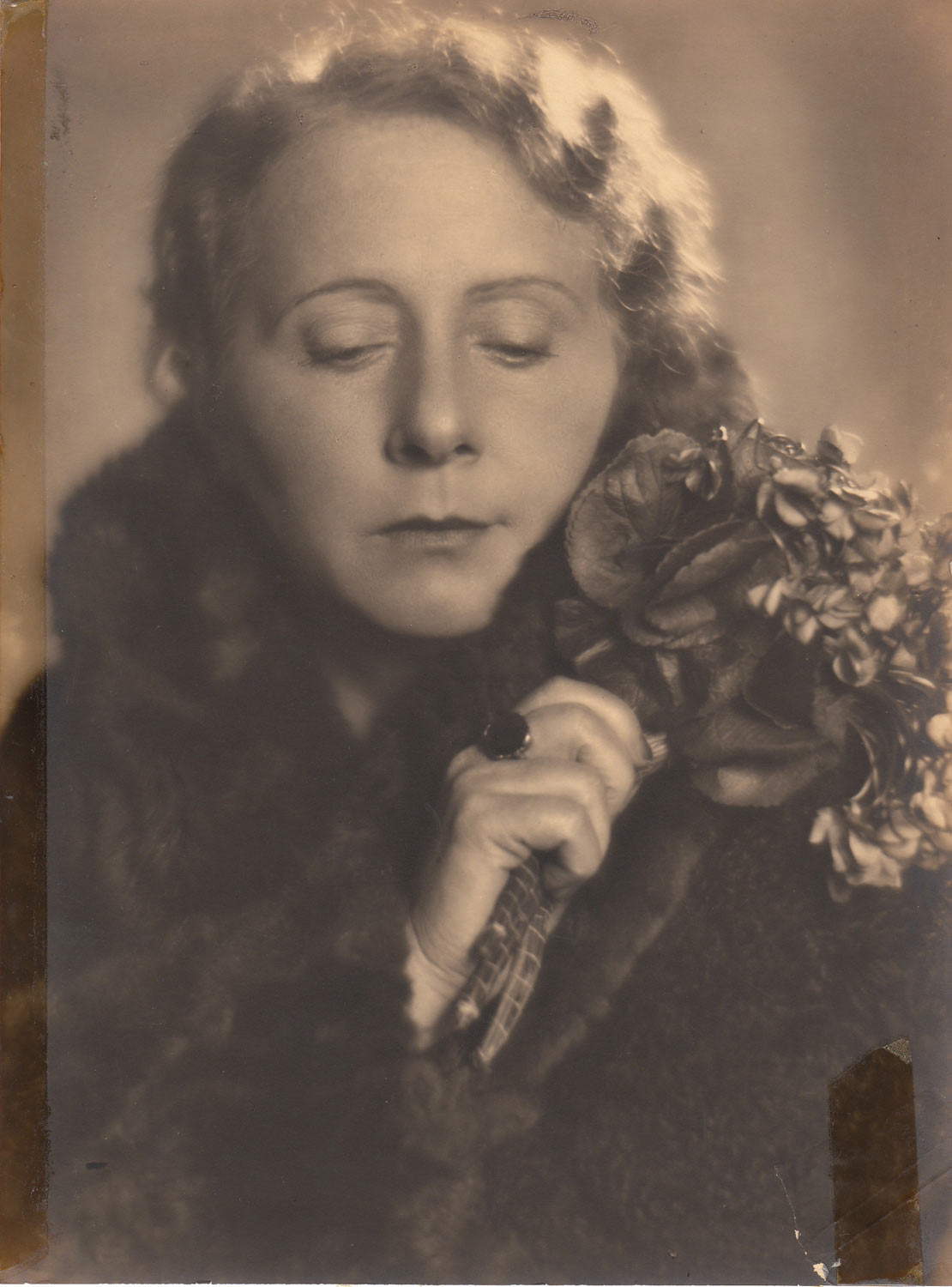 Ghitta Carell, Ritratto di Margherita Sarfatti</em> (1933; stampa alla gelatina ai sali d’argento; Roma, Istituto Centrale per la Grafica) Ghitta Carell, Ritratto di Margherita Sarfatti (1933; stampa alla gelatina ai sali d’argento; Roma, Istituto Centrale per la Grafica)