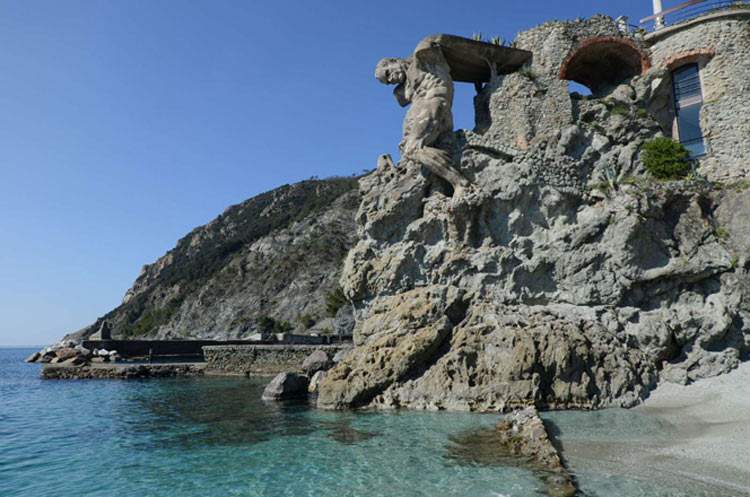 Cinque Terre, à Monterosso, la restauration de Neptune, le géant d'Arrigo Minerbi, s'achève.
