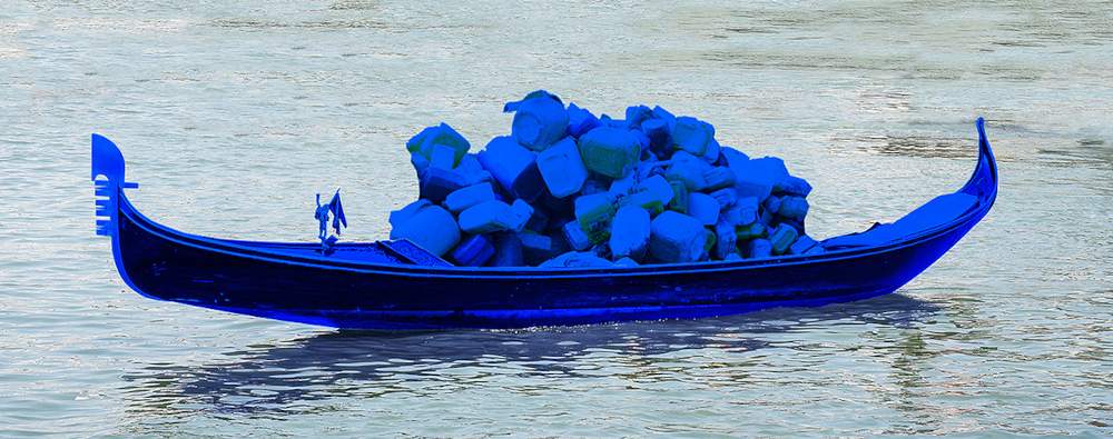 Une gondole bleue avec des déchets récupérés en mer: l'installation environnementale de Marco Nereo Rotelli