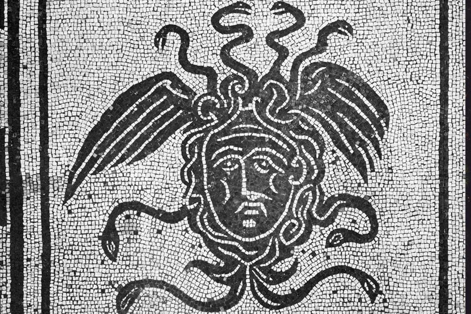 Una delle Gorgoni della Domus delle Gorgoni di Ostia Antica Una delle Gorgoni della Domus delle Gorgoni di Ostia Antica