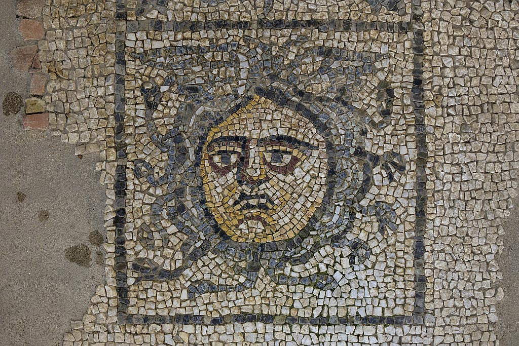 Arte romana, Gorgoneion (fine del III-inizio del IV secolo d.C.; mosaico; Luni, Museo Archeologico Nazionale) Arte romana, Gorgoneion (fine del III-inizio del IV secolo d.C.; mosaico; Luni, Museo Archeologico Nazionale)
