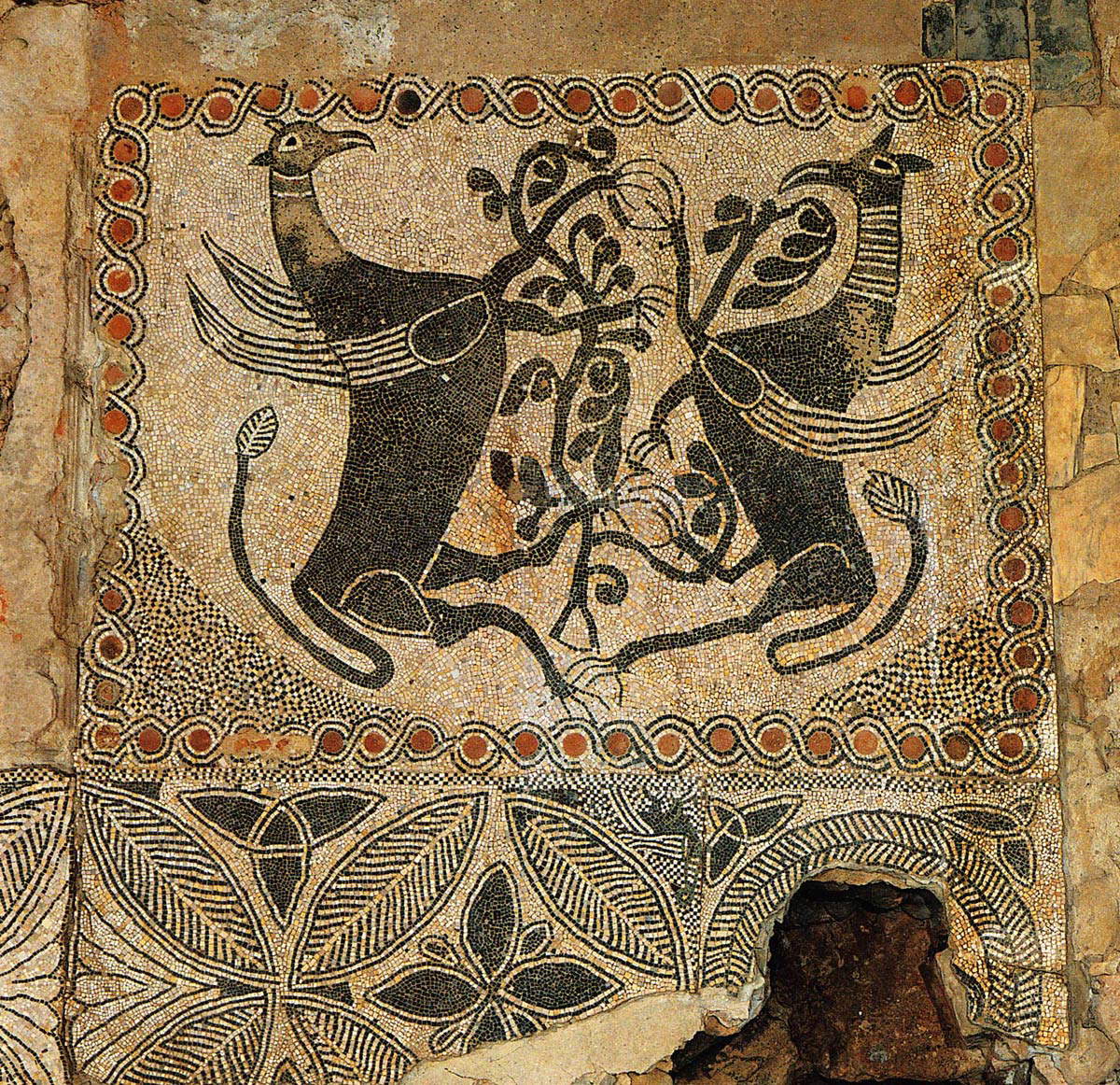 Artista desconocido, Grifos rampantes (siglo XI; mosaico; San Benigno Canavese, Abadía de Fruttuaria)