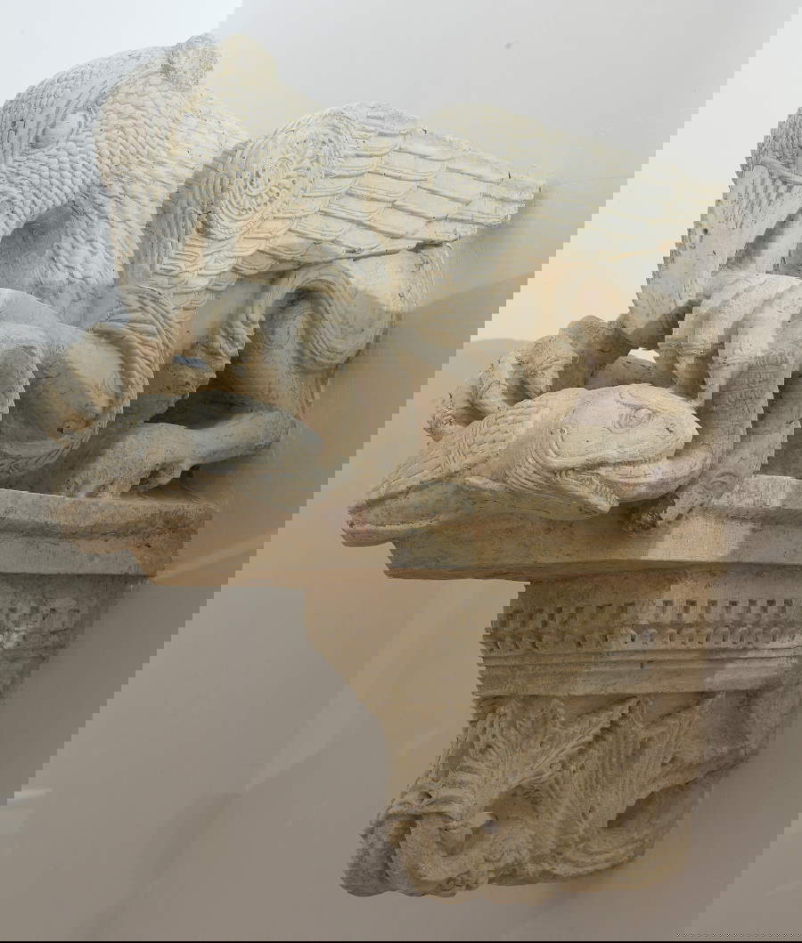 Grifone, Gipsreproduktion von 1911 aus dem Apsidenfenster der Kathedrale von San Sabino in Bari