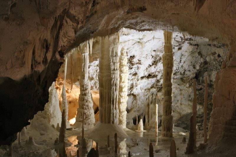 Un court-métrage inspiré de la Cène de Léonard de Vinci est projeté dans les grottes de Frasassi. 