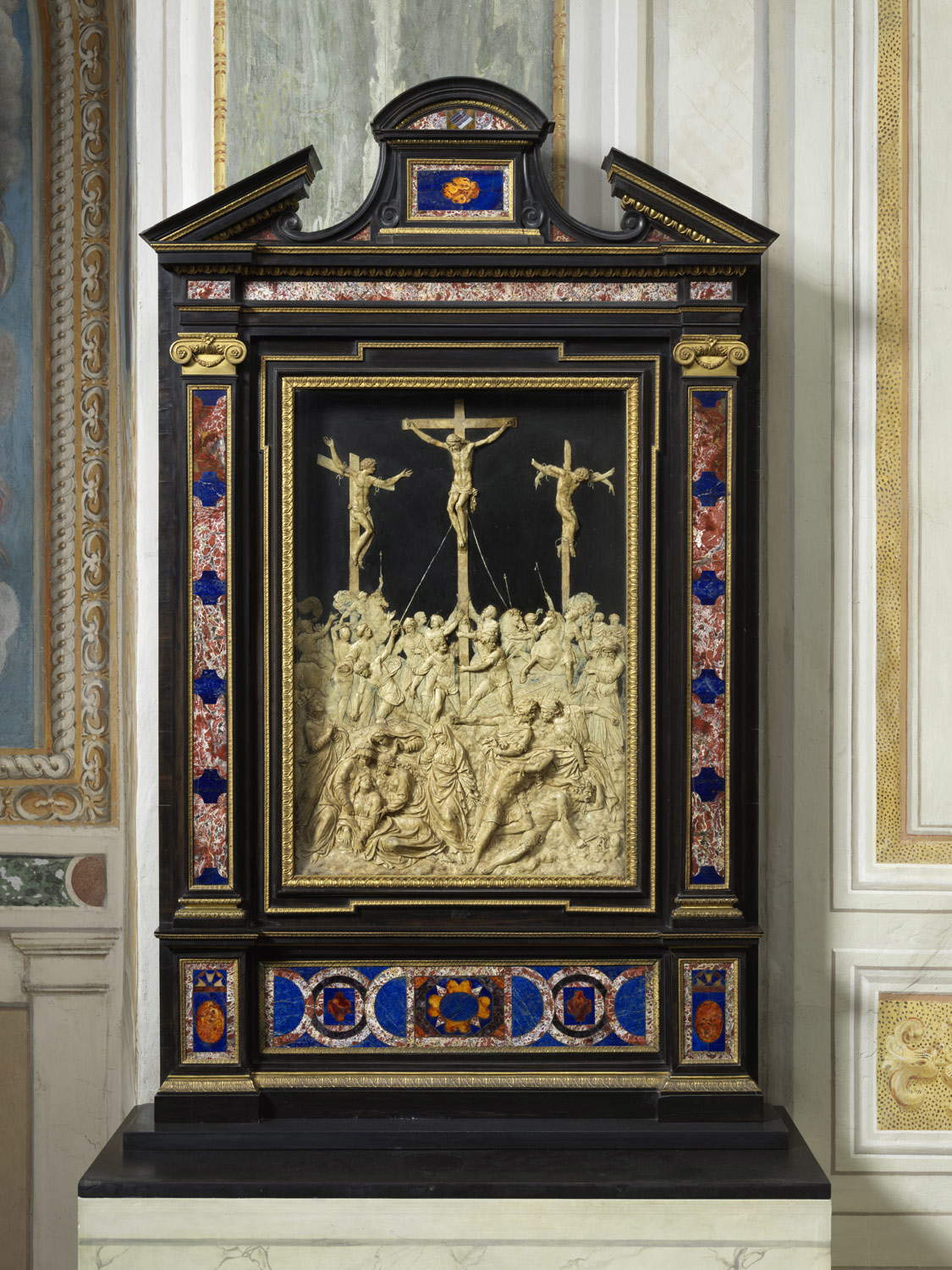 Guglielmo Della Porta, Crocifissione (cera su lavagna, cornice in ebano e pietre dure; Roma, Galleria Borghese). Foto di Luciano Romano Guglielmo Della Porta, Crocifissione (cera su lavagna, cornice in ebano e pietre dure; Roma, Galleria Borghese). Foto di Luciano Romano