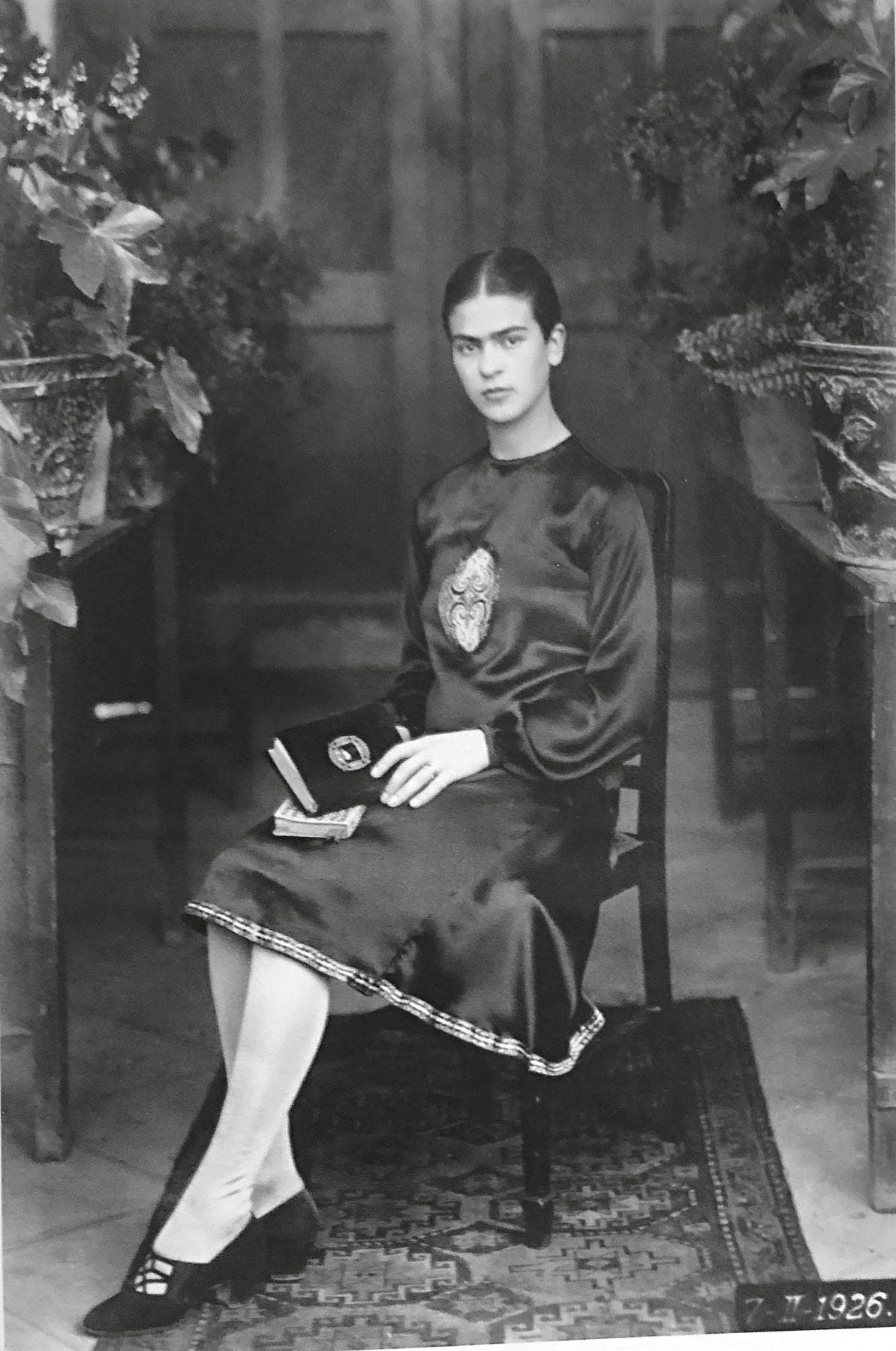 Guillermo Kahlo, 18-jährige Frida Kahlo, Mexiko, 1926 (Gelatinesilberdruck, Vintage) Guillermo Kahlo, 18-jährige Frida Kahlo, Mexiko, 1926 (Gelatinesilberdruck, Vintage)