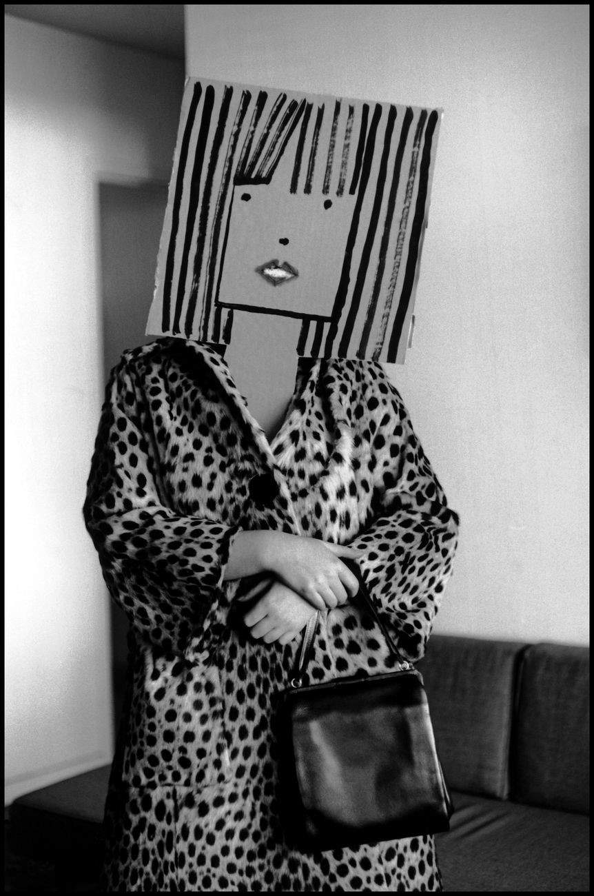 Inge Morath, Giovane donna con la pelliccia, (1960; USA) © Magnum Photos