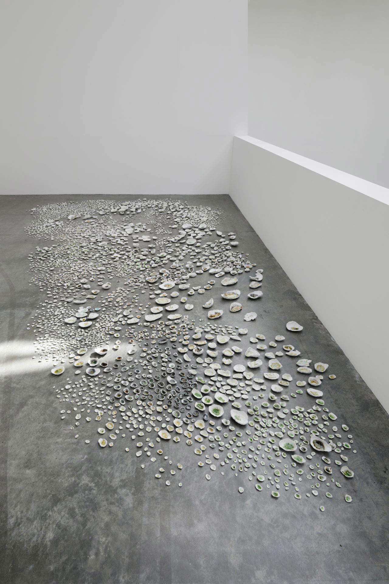 Kate Newby, It makes my day so much better if i speak to all of you (2022 ; Porcelaine, minéraux, verre trouvé)