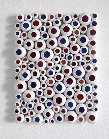 Kazumasa Mizokami, Le ciel - huitième matin (2019 ; terre cuite peinte, 40 x 32 x 4 cm).