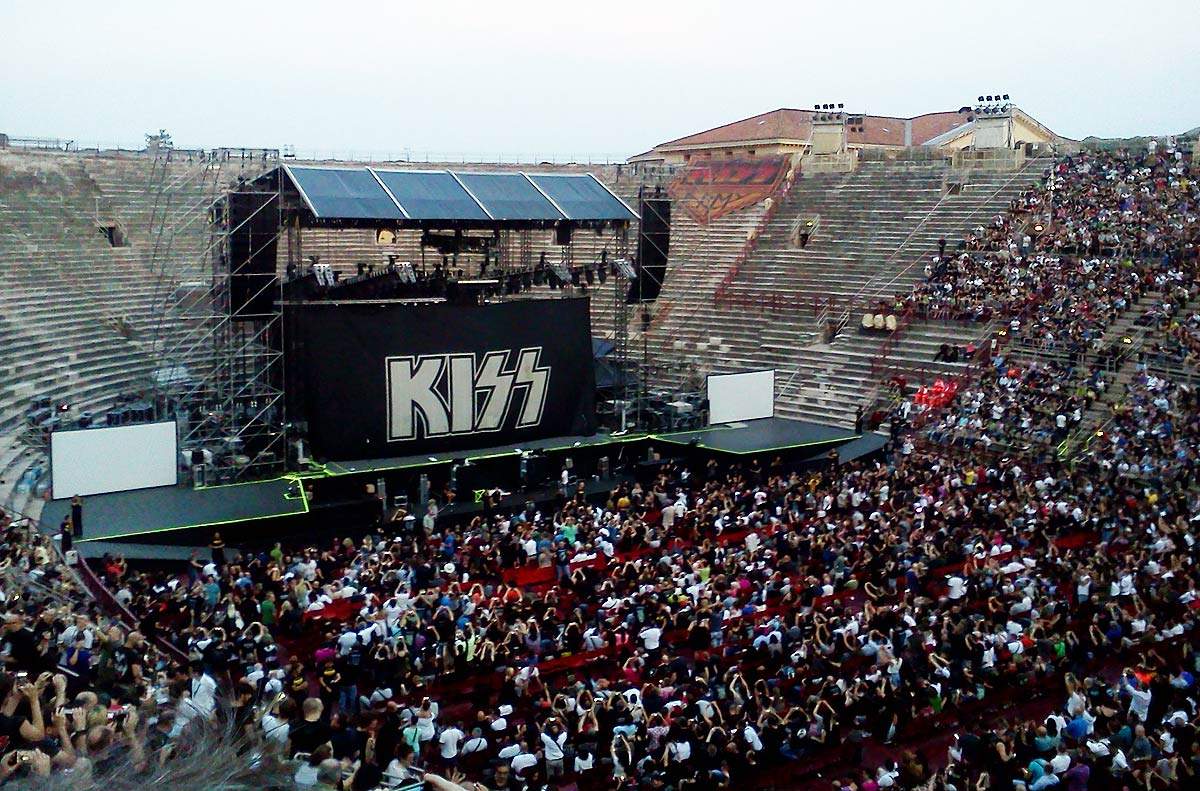 Officiellement, le concert de Kiss aura lieu à l'Arena de Vérone. Alors arrêtez les incendies dans l'amphithéâtre.